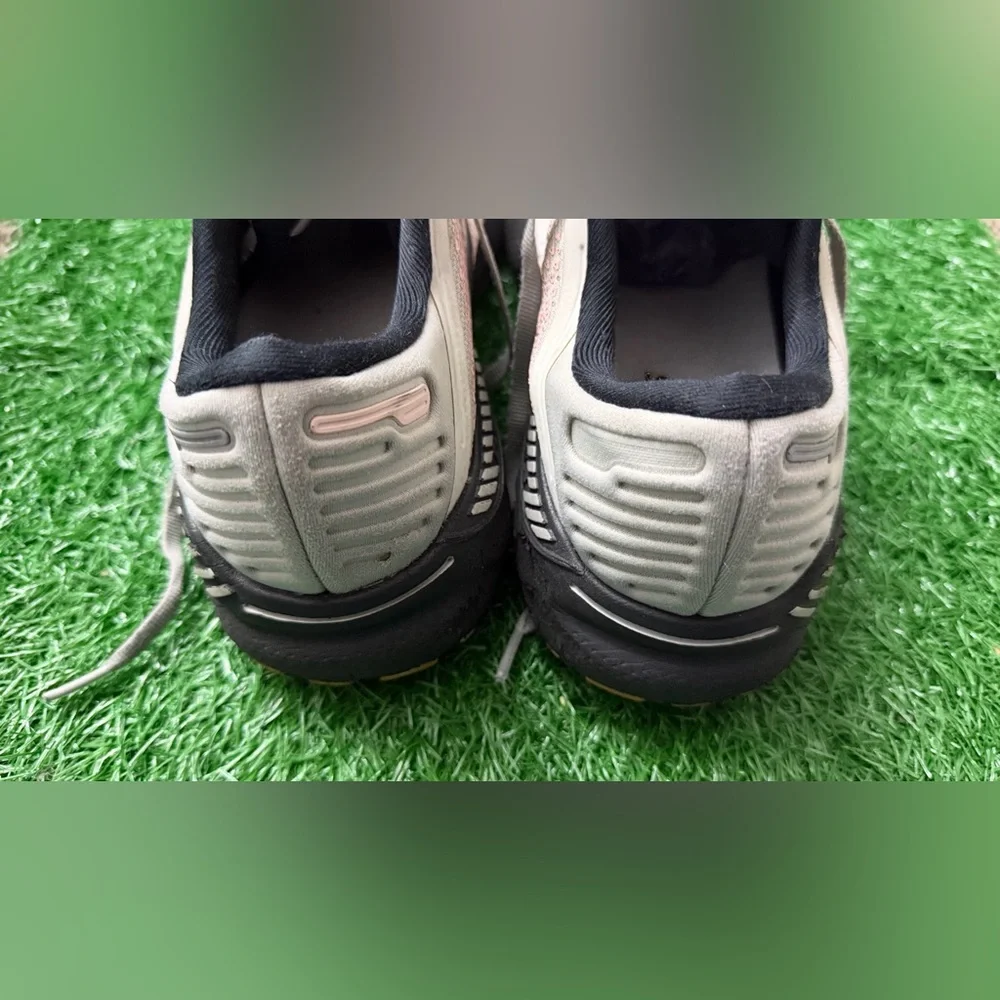 Brooks good preowned